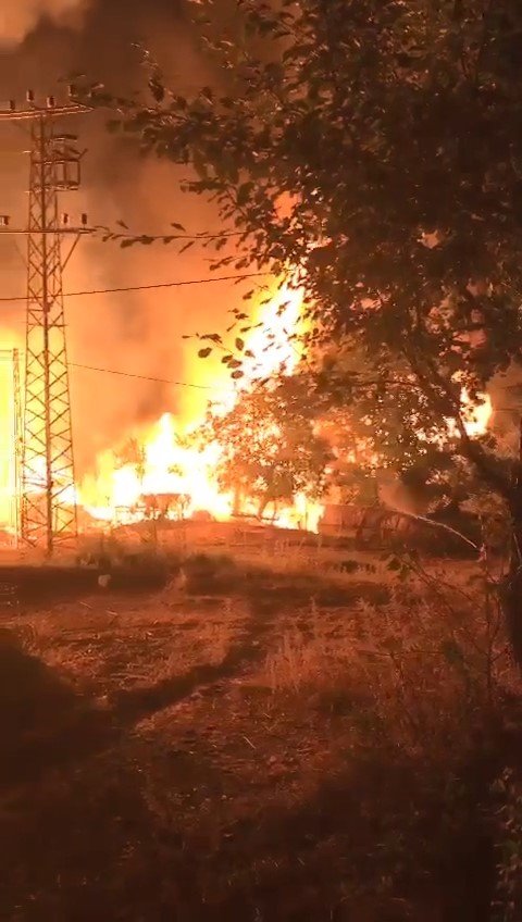 Köyde çıkan yangında 7 ev alevlere teslim oldu