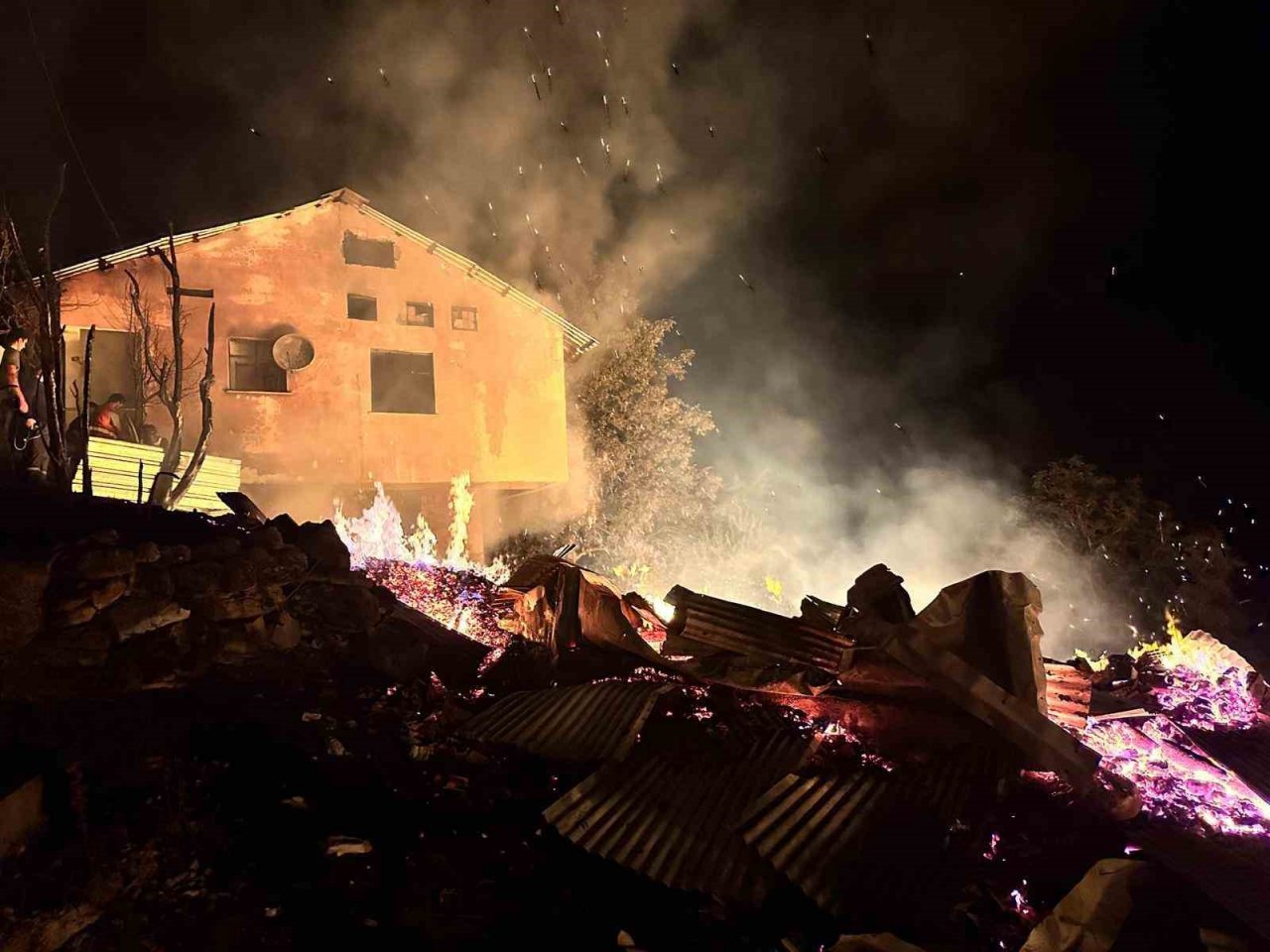 Kastamonu’daki köy yangınına müdahale sürüyor: 5 ev küle döndü