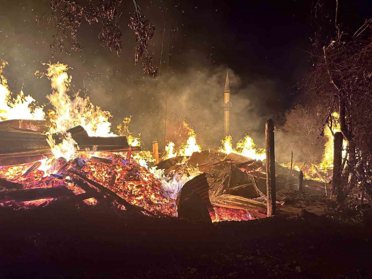 Kastamonu’daki köy yangınına müdahale sürüyor: 5 ev küle döndü