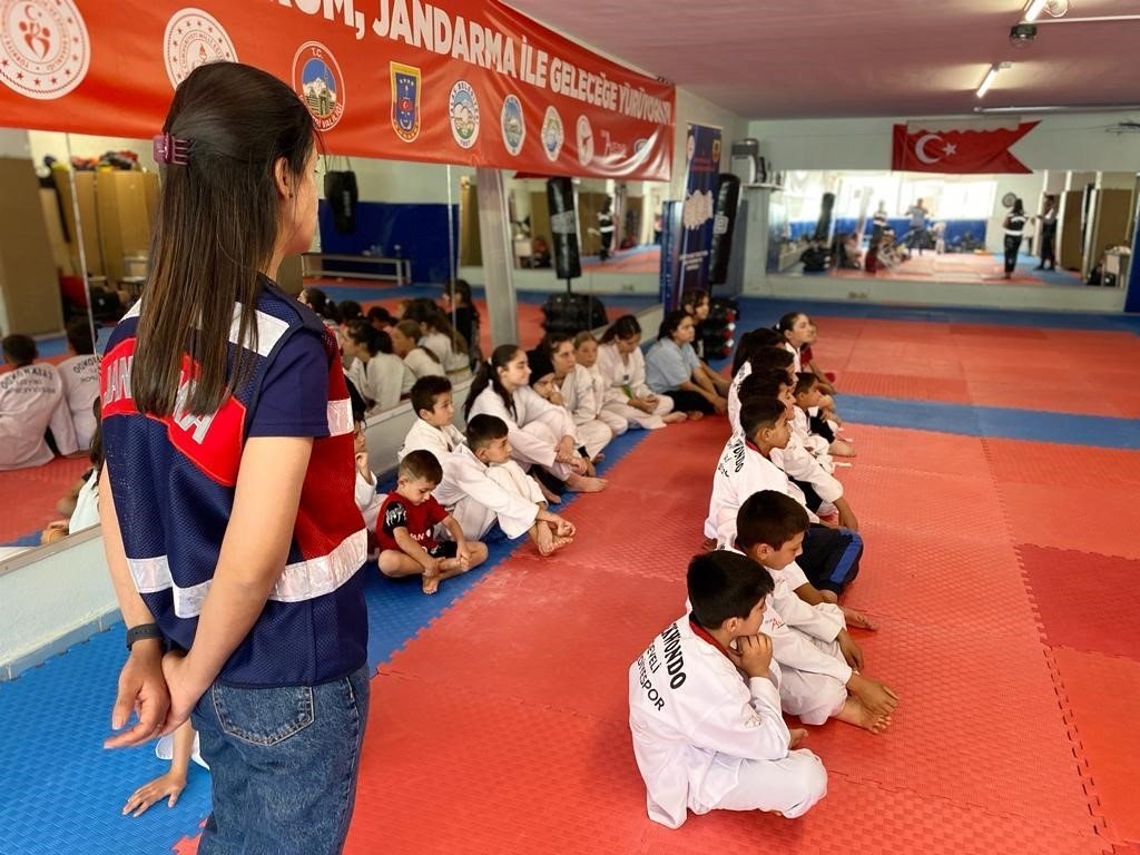 Öğrencilere ’Jandarma mesleği ve Güvenli İnternet Kullanımı’ Eğitimi Verildi