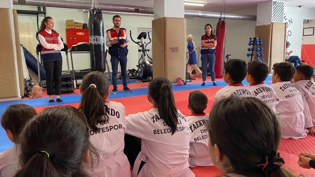 Öğrencilere ’Jandarma mesleği ve Güvenli İnternet Kullanımı’ Eğitimi Verildi