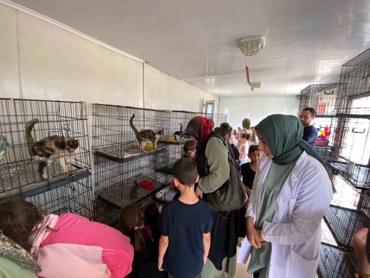 Kur’an kursu öğrencileri hayvan barınağını ziyaret etti