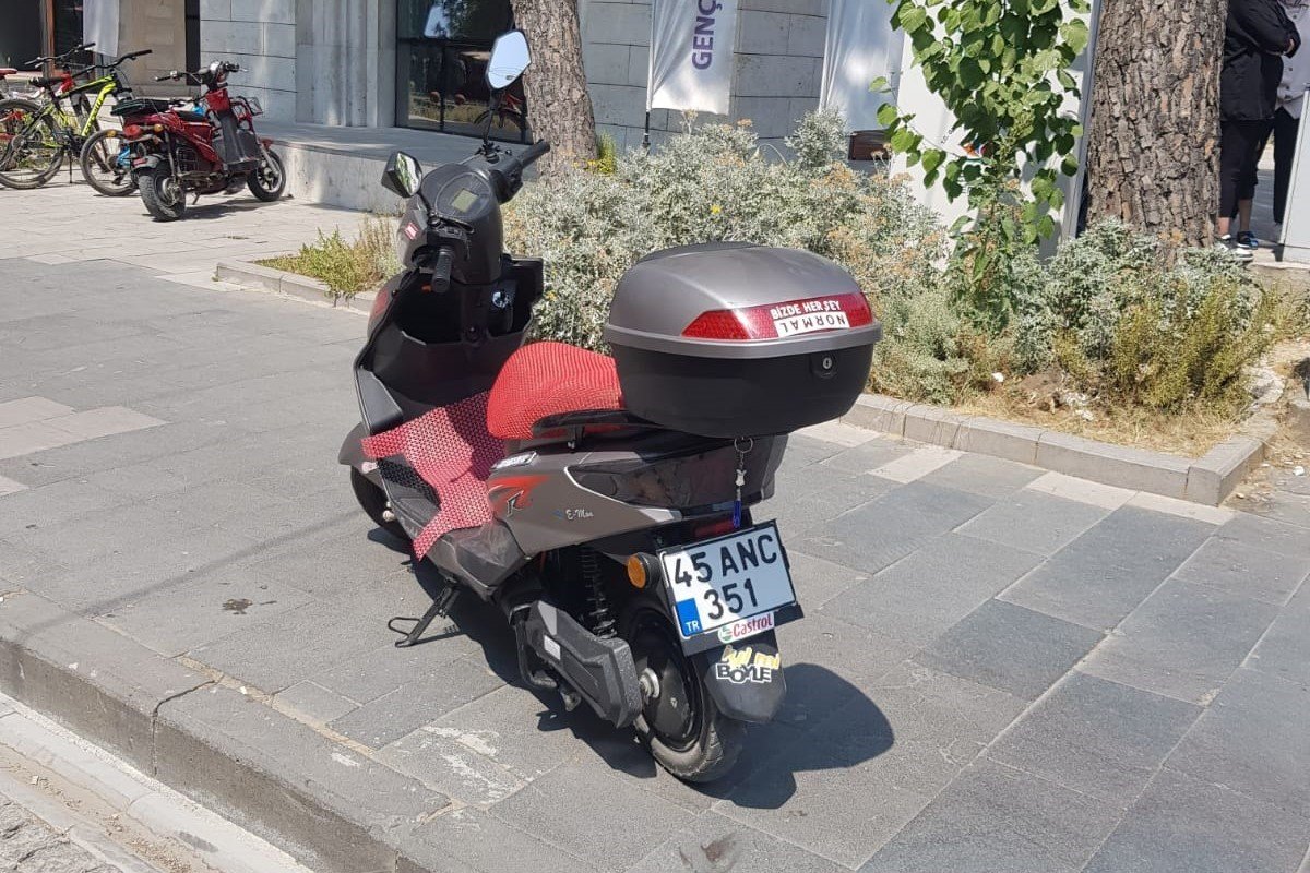 Elektrikli bisiklet otomobille kafa kafaya çarpıştı: 1 ağır yaralı