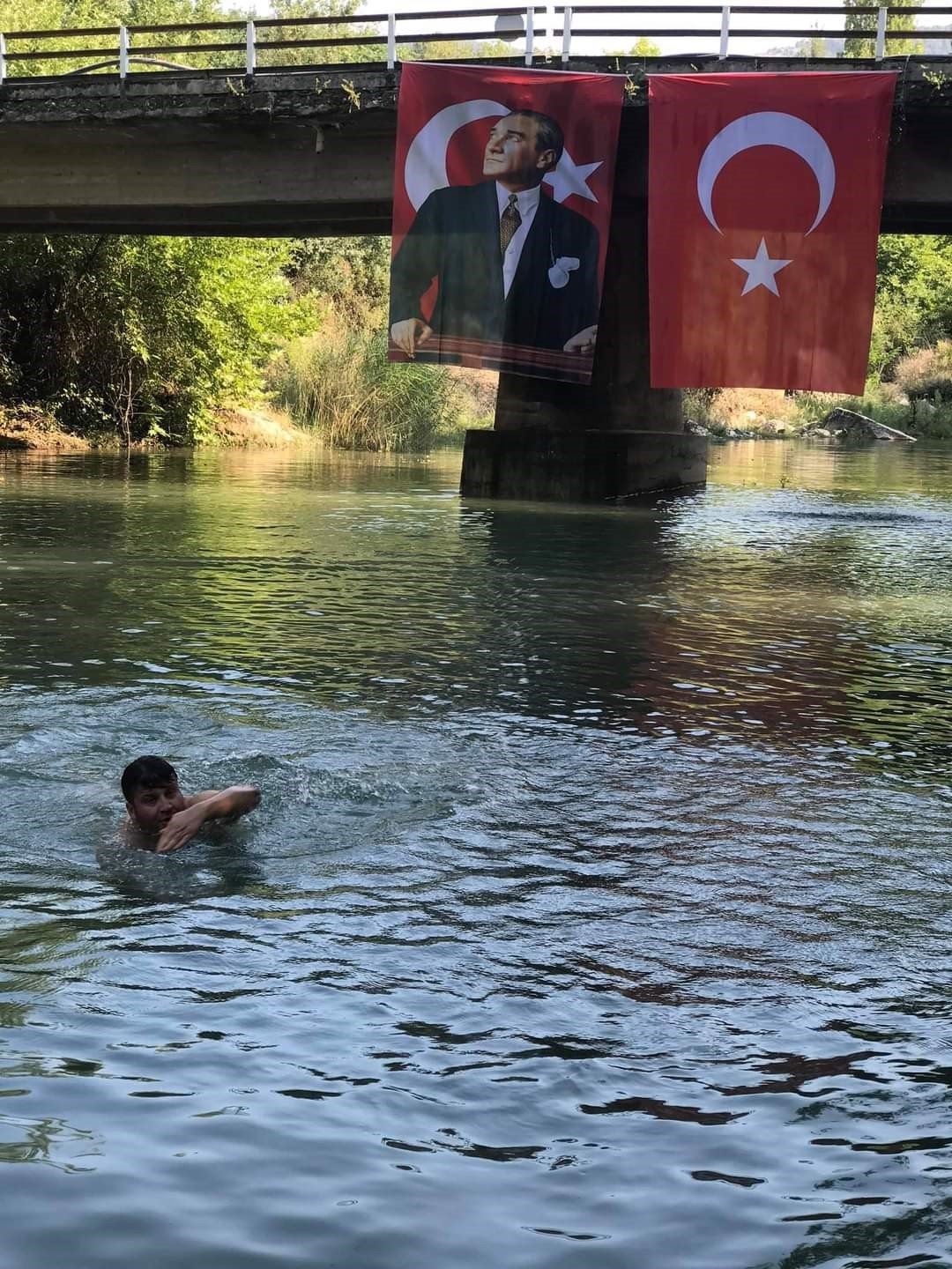 Mahalle halkı akarsu üzerinde kurulan havuzda serinliyor