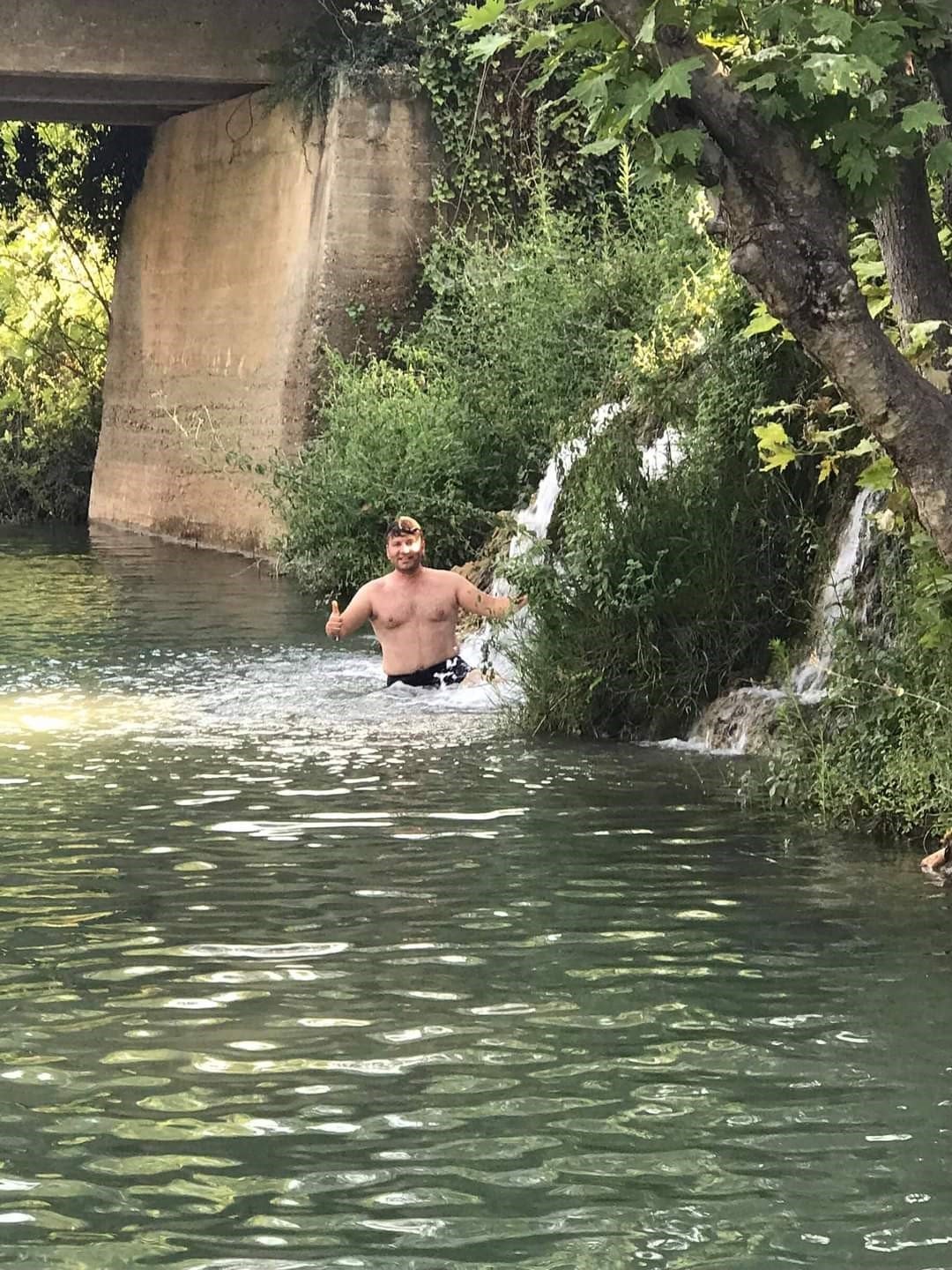 Mahalle halkı akarsu üzerinde kurulan havuzda serinliyor