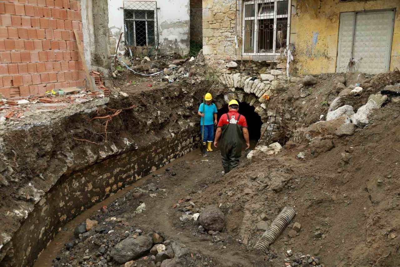 Tarihi evin altından dere yatağı çıktı