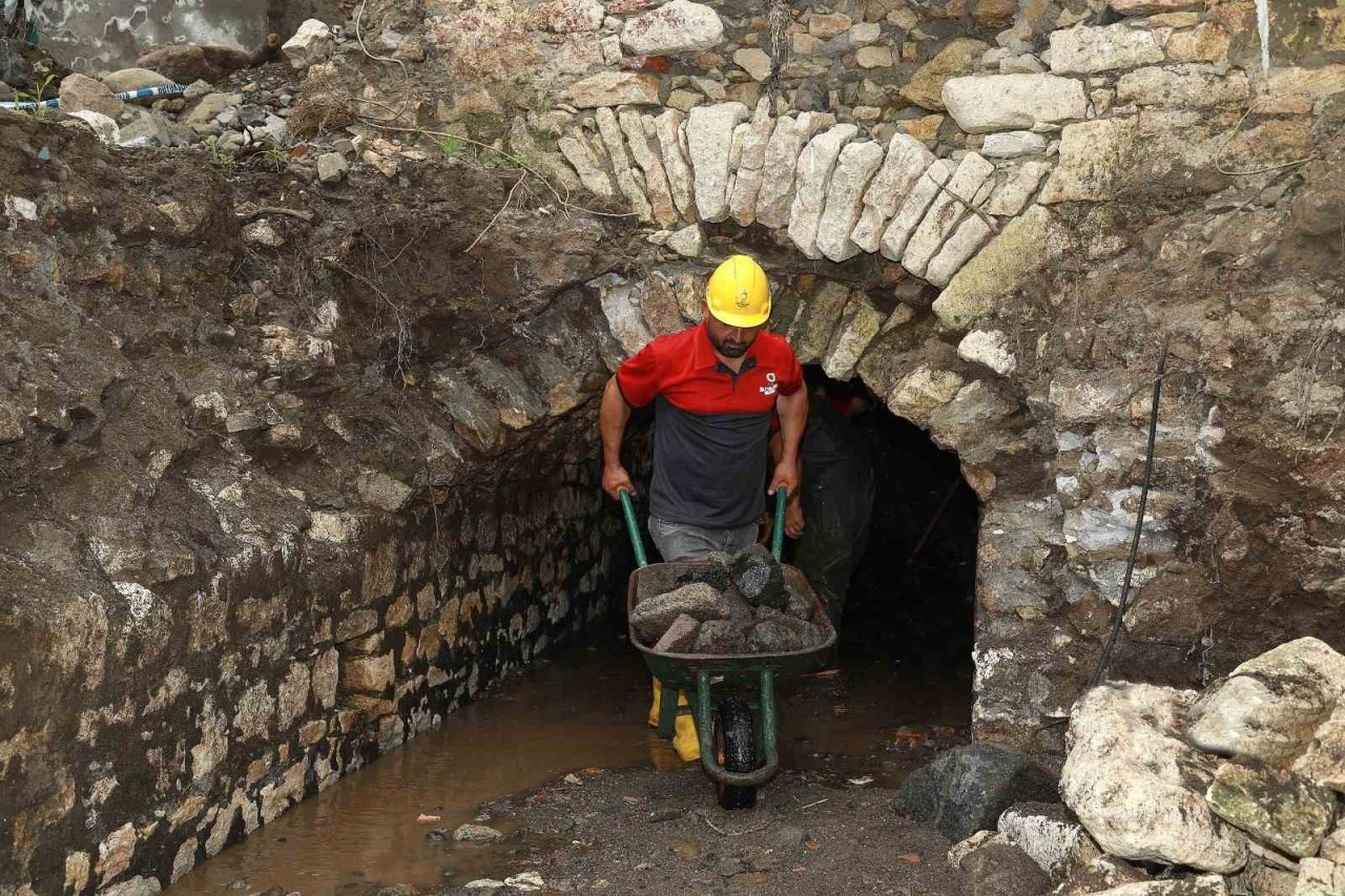 Tarihi evin altından dere yatağı çıktı