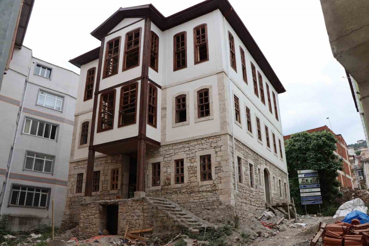 Tarihi konak gün yüzüne çıktı