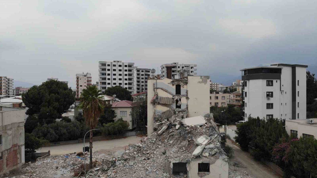 Depremin merkezine komşu şehir Osmaniye’de o caddeyi insan seslerinin yerini iş makinesi sesleri aldı