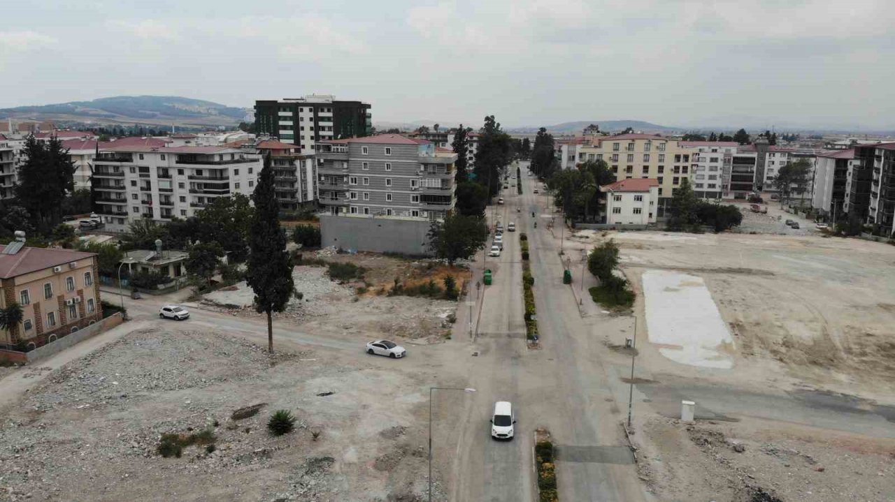 Depremin merkezine komşu şehir Osmaniye’de o caddeyi insan seslerinin yerini iş makinesi sesleri aldı