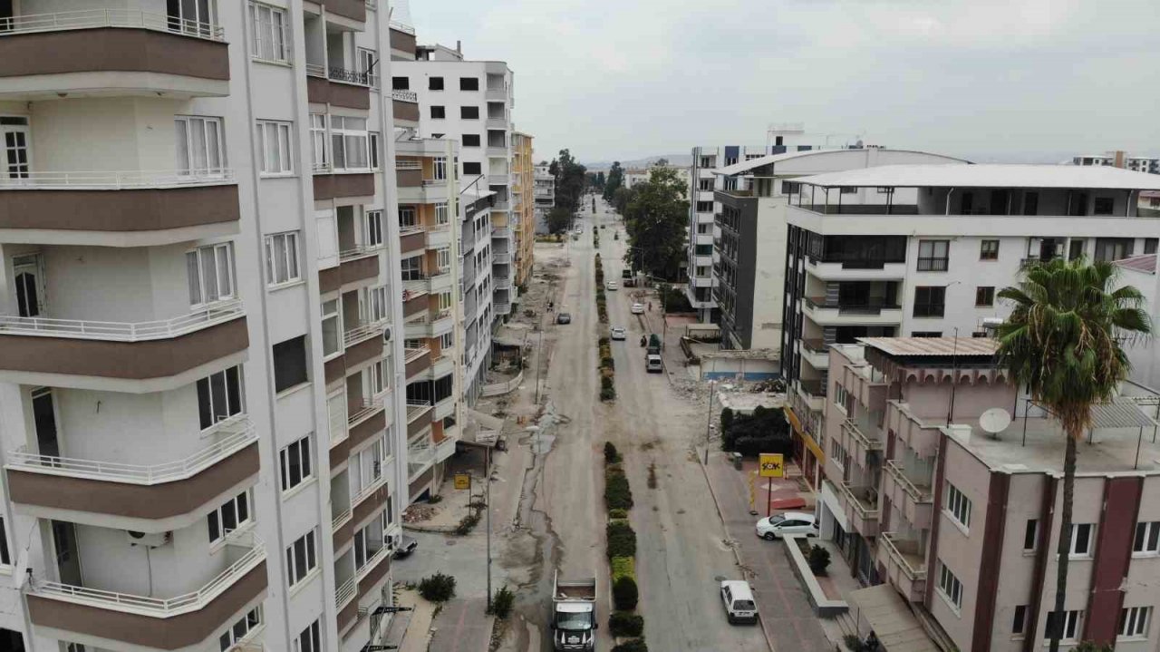 Depremin merkezine komşu şehir Osmaniye’de o caddeyi insan seslerinin yerini iş makinesi sesleri aldı