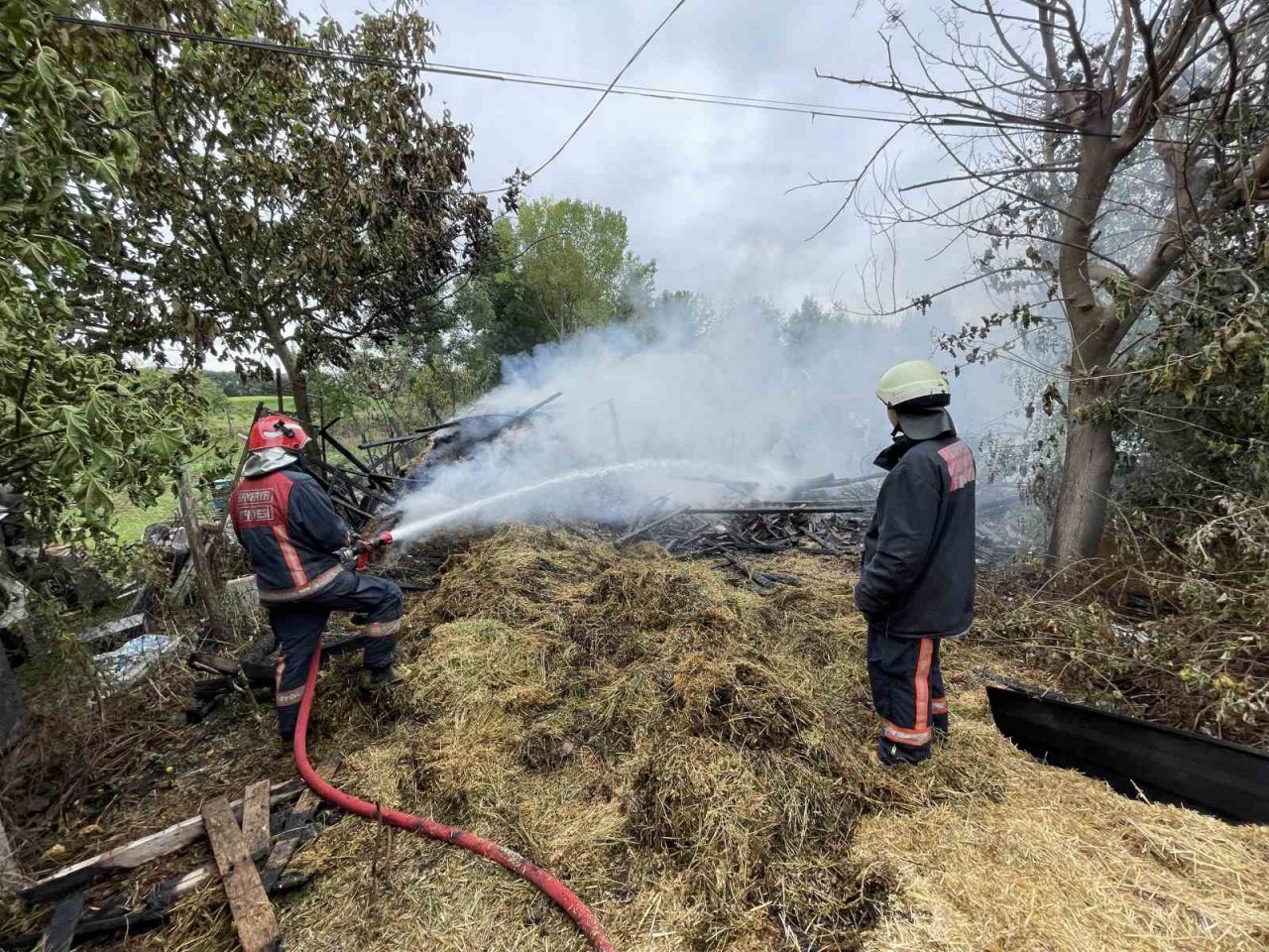 Alevlere teslim olan samanlık kül oldu