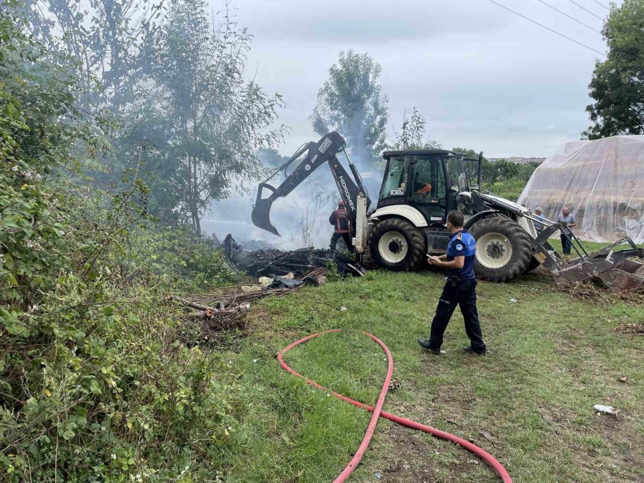 Alevlere teslim olan samanlık kül oldu