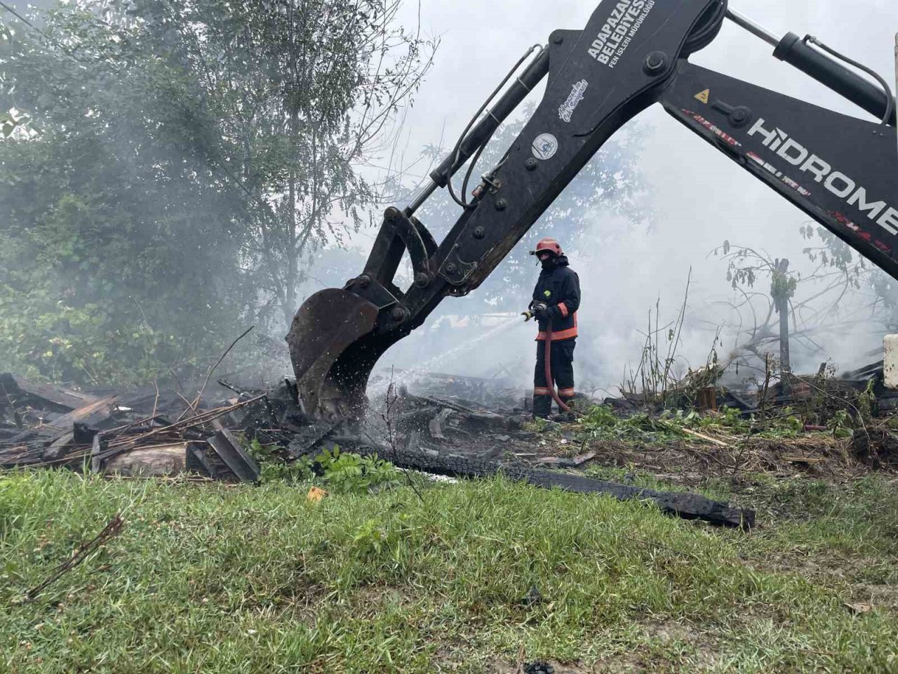 Alevlere teslim olan samanlık kül oldu