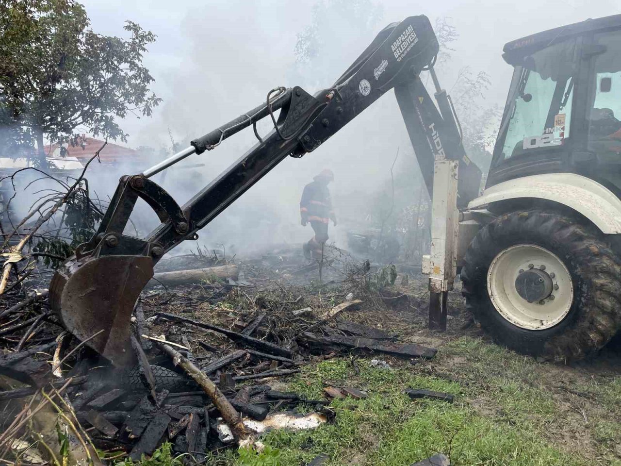 Alevlere teslim olan samanlık kül oldu