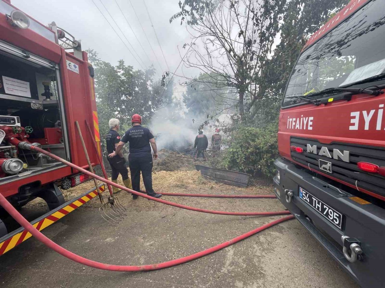 Alevlere teslim olan samanlık kül oldu