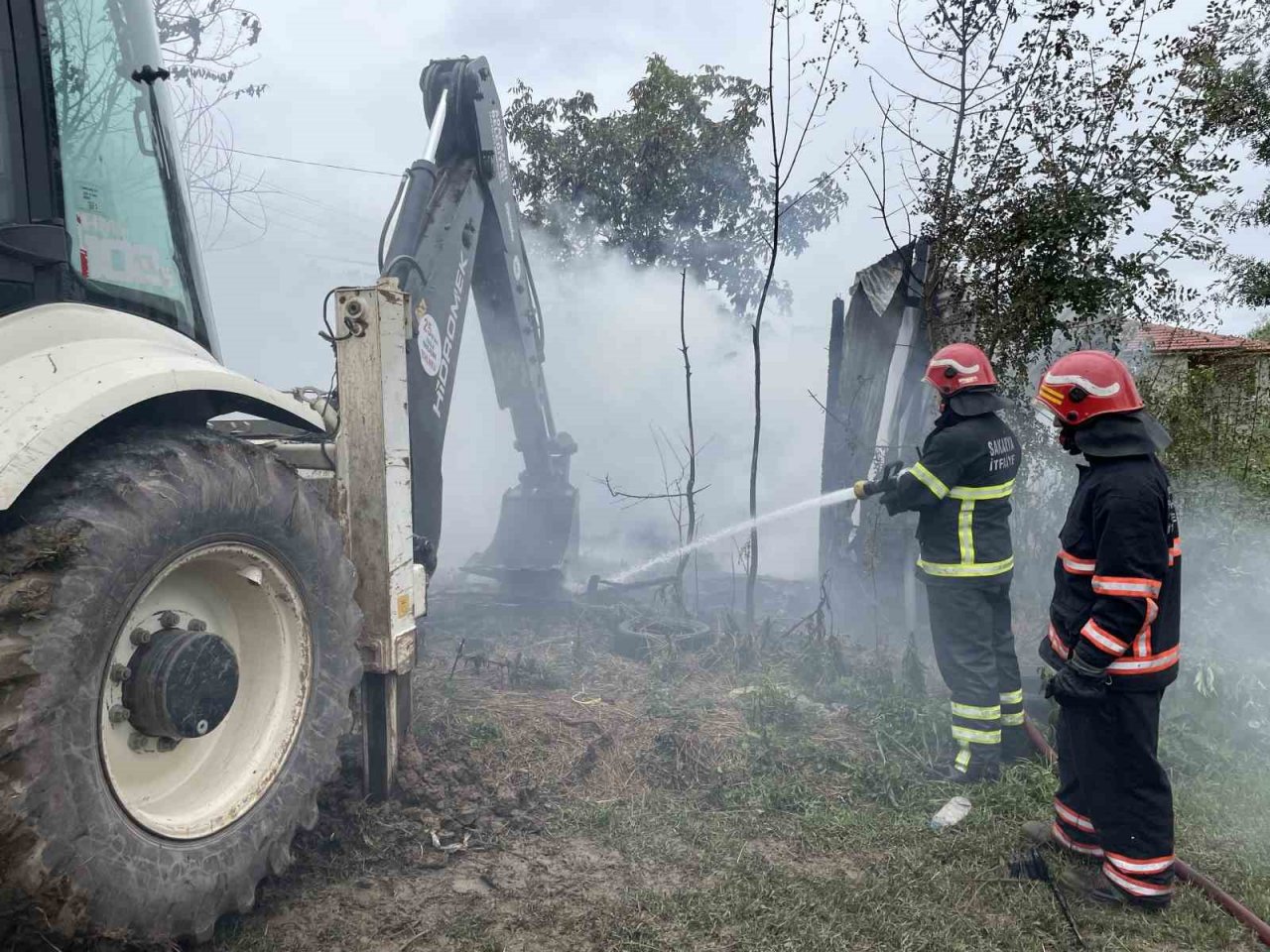 Alevlere teslim olan samanlık kül oldu