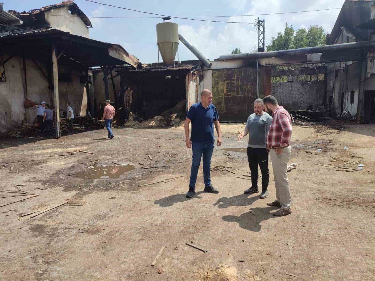 Simav’da orman ürünleri fabrikasında korkutan yangın