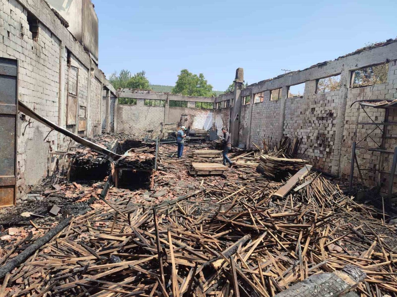 Simav’da orman ürünleri fabrikasında korkutan yangın