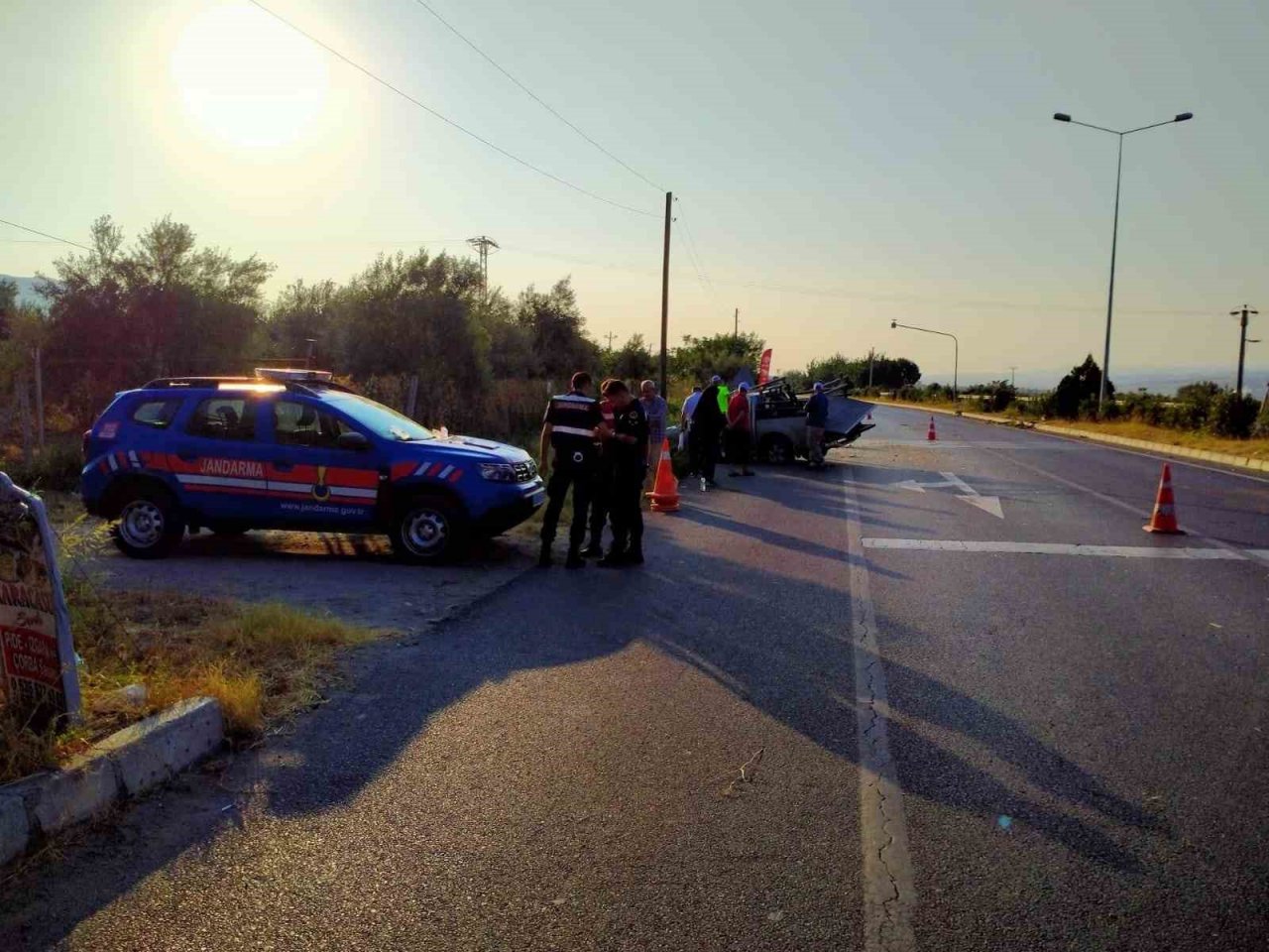 Takla atan kamyonetteki 3 kişi yaralandı