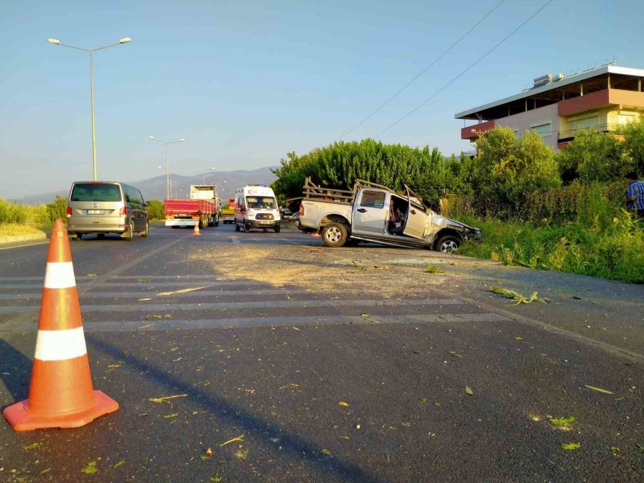 Takla atan kamyonetteki 3 kişi yaralandı