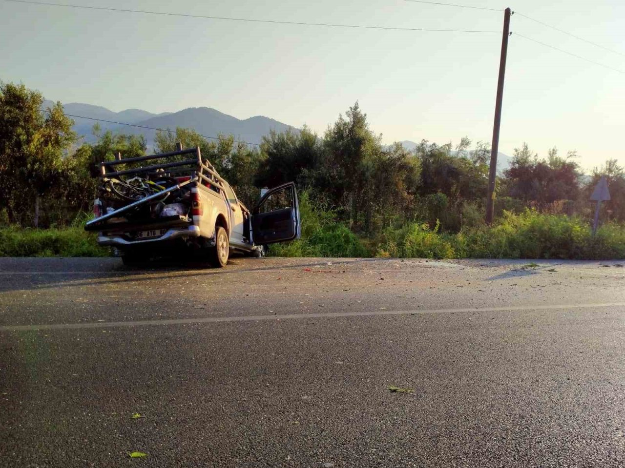 Takla atan kamyonetteki 3 kişi yaralandı