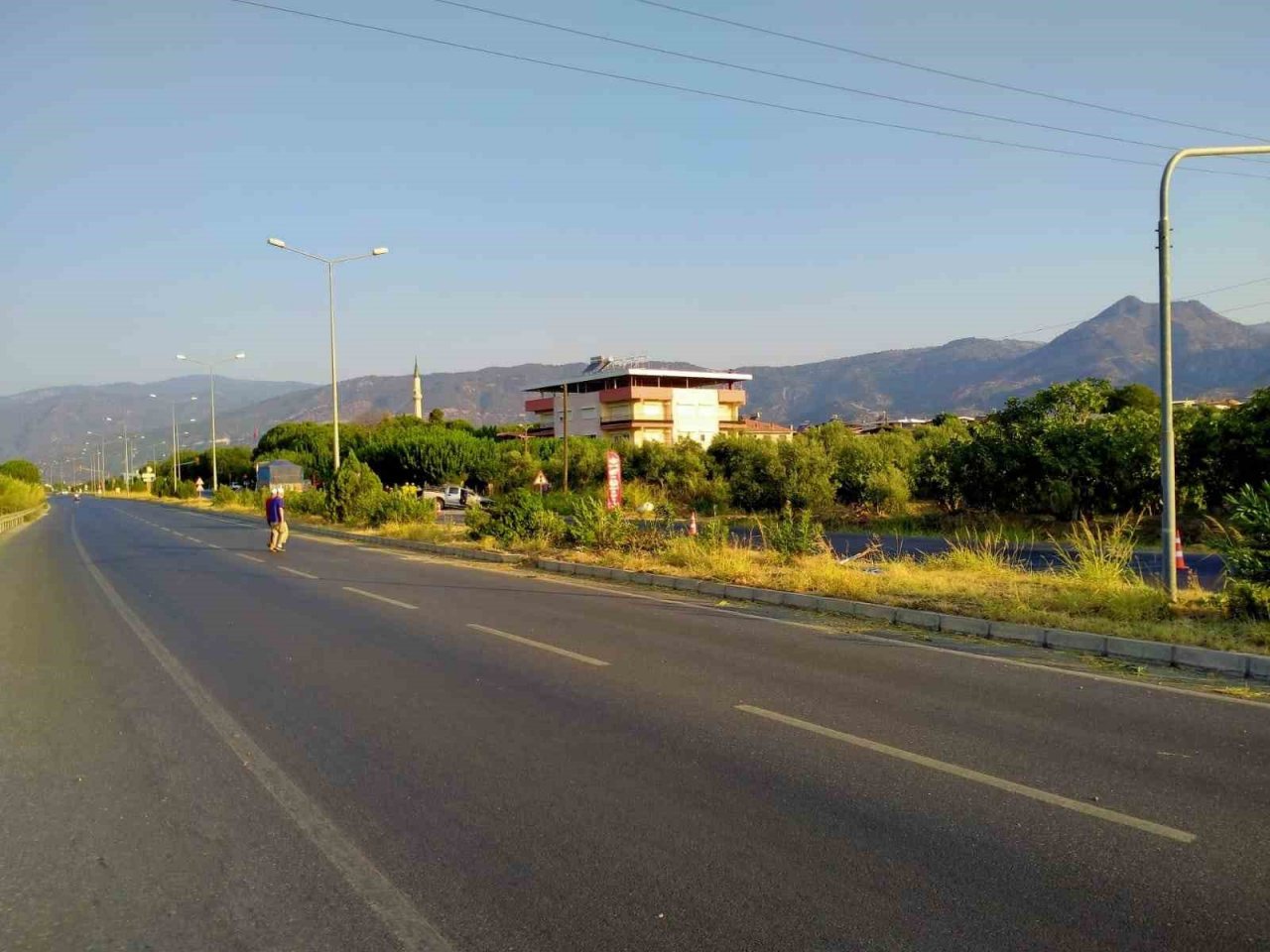 Takla atan kamyonetteki 3 kişi yaralandı