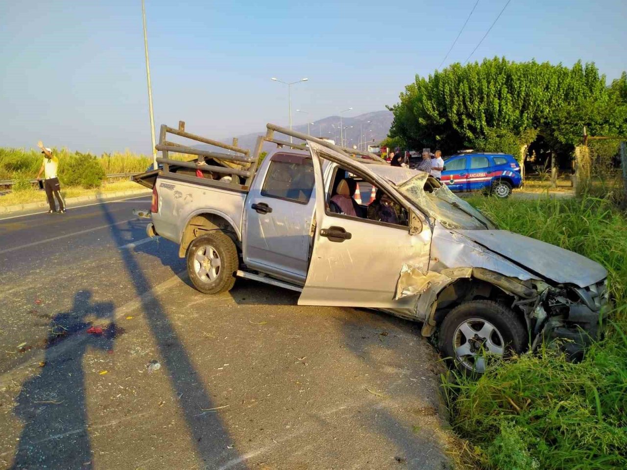 Takla atan kamyonetteki 3 kişi yaralandı