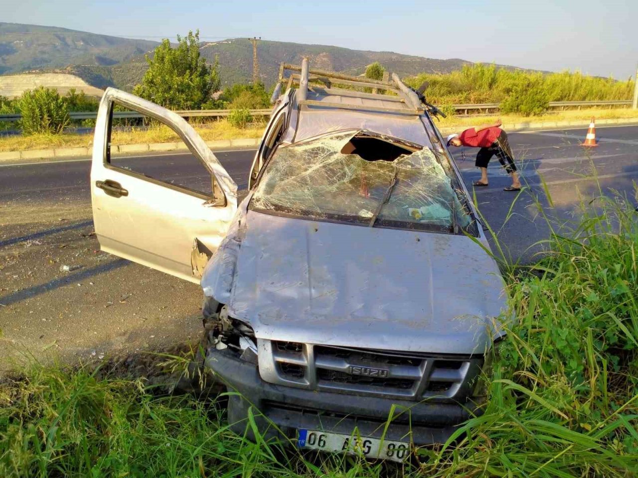 Takla atan kamyonetteki 3 kişi yaralandı