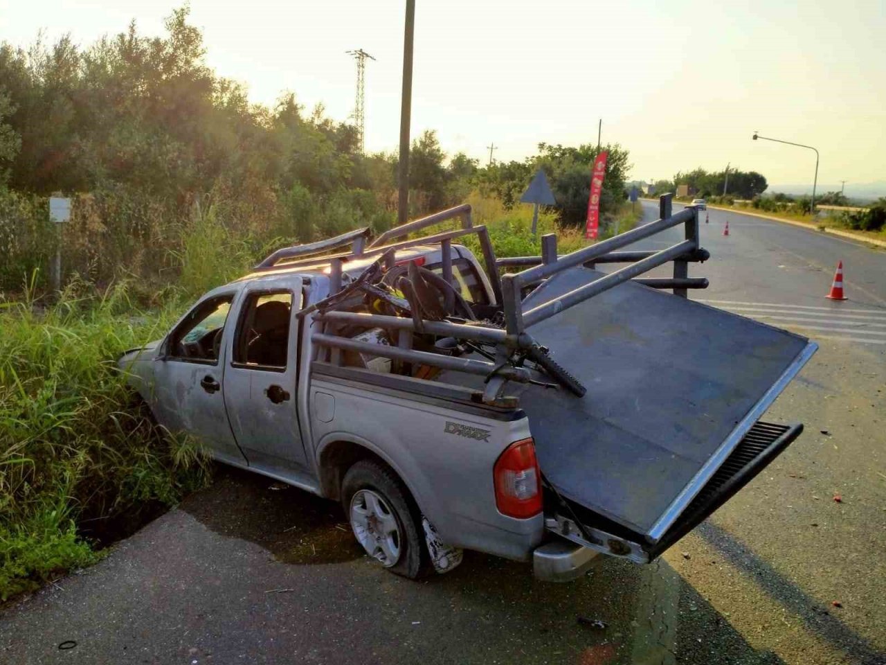 Takla atan kamyonetteki 3 kişi yaralandı