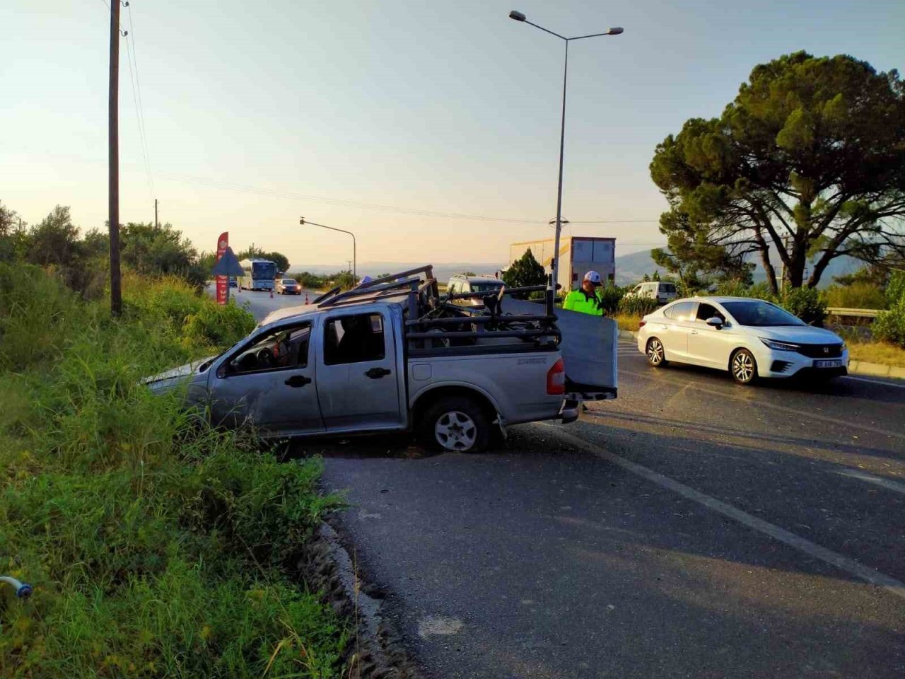 Takla atan kamyonetteki 3 kişi yaralandı