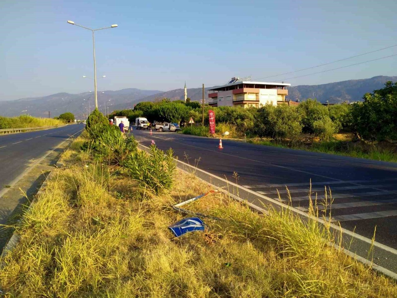 Takla atan kamyonetteki 3 kişi yaralandı