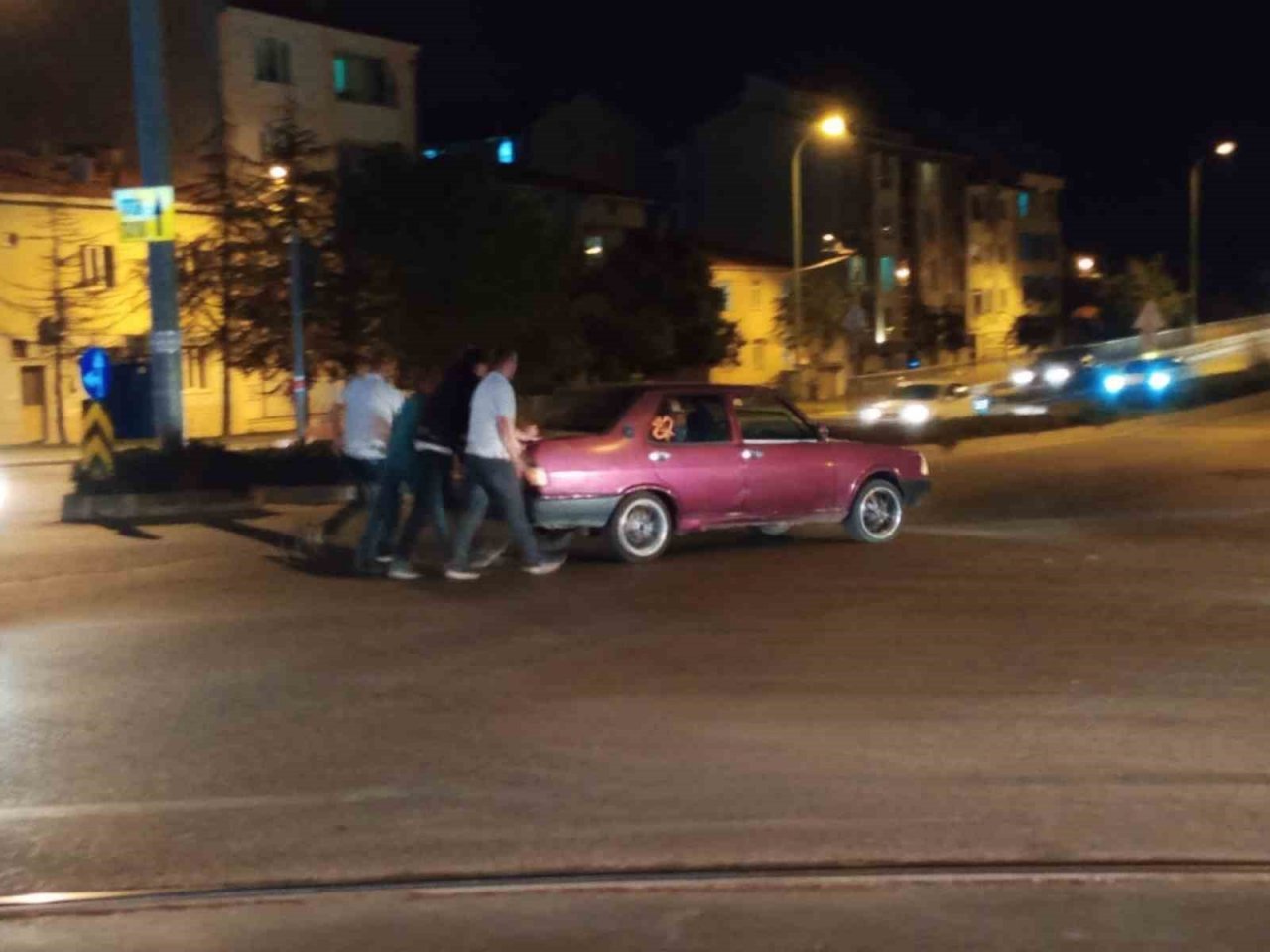 Kırmızı ışığa rağmen sürat yaptığı iddia edilen otomobil bisikletli kız çocuğuna çarptı