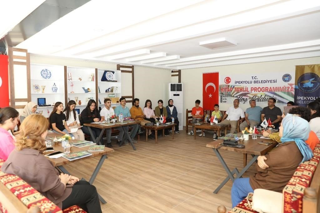 İpekyolu’nda kitap tahlil programı devam ediyor