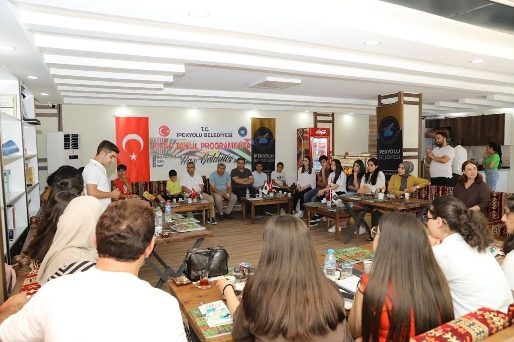 İpekyolu’nda kitap tahlil programı devam ediyor