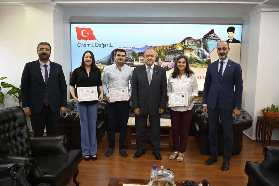 Vali Erol’dan 3 hekime başarı belgesi