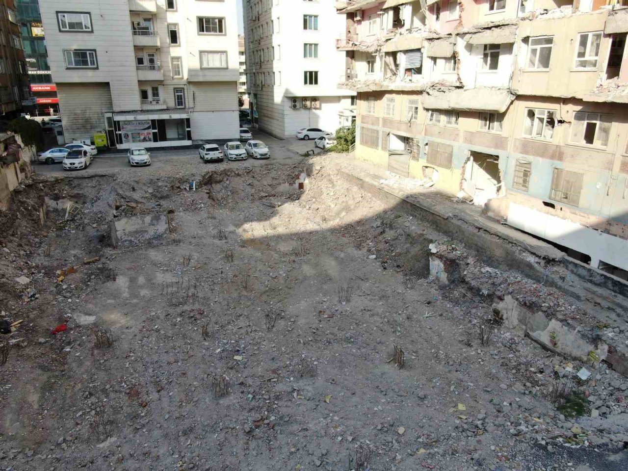 Diyarbakır’da 411 kişinin hayatını kaybettiği 6 yapıdan geriye dümdüz alan kaldı