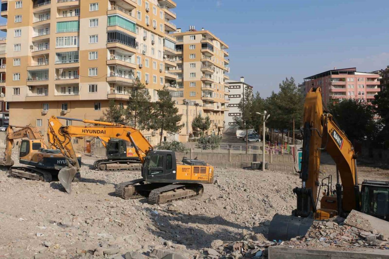 Diyarbakır’da 411 kişinin hayatını kaybettiği 6 yapıdan geriye dümdüz alan kaldı