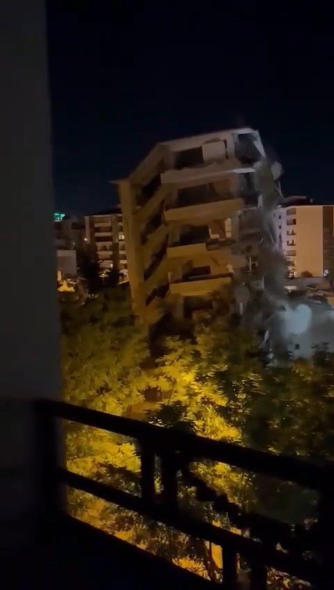 Malatya’daki deprem sonrası Elazığ’da yıkılan ağır hasarlı bina paniğe neden oldu