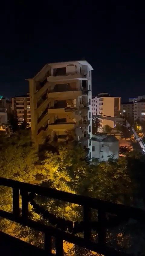 Malatya’daki deprem sonrası Elazığ’da yıkılan ağır hasarlı bina paniğe neden oldu