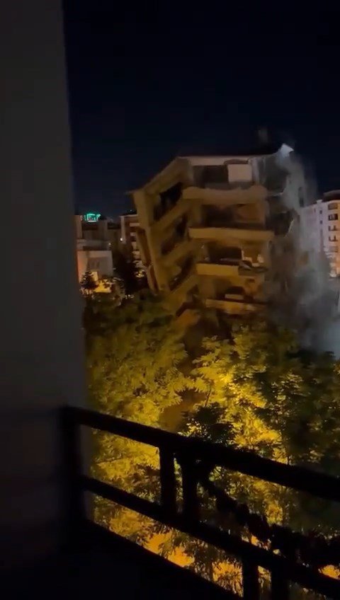 Malatya’daki deprem sonrası Elazığ’da yıkılan ağır hasarlı bina paniğe neden oldu