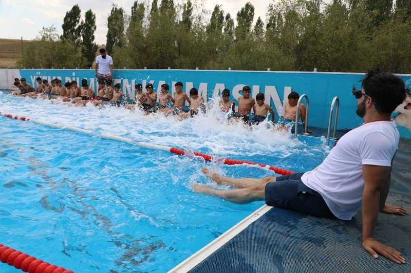 Taşlıçay’da portatif havuzla yüzme eğitimi