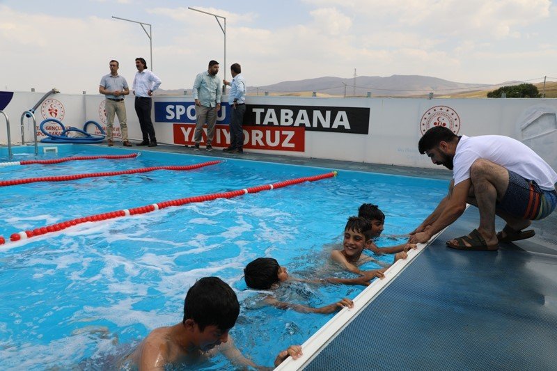 Taşlıçay’da portatif havuzla yüzme eğitimi