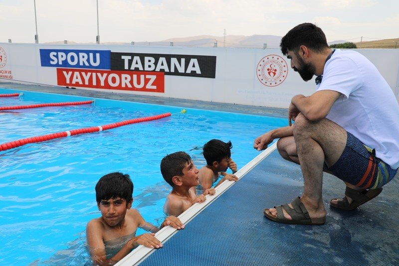 Taşlıçay’da portatif havuzla yüzme eğitimi