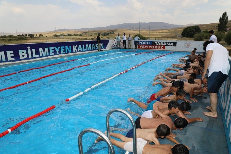 Taşlıçay’da portatif havuzla yüzme eğitimi