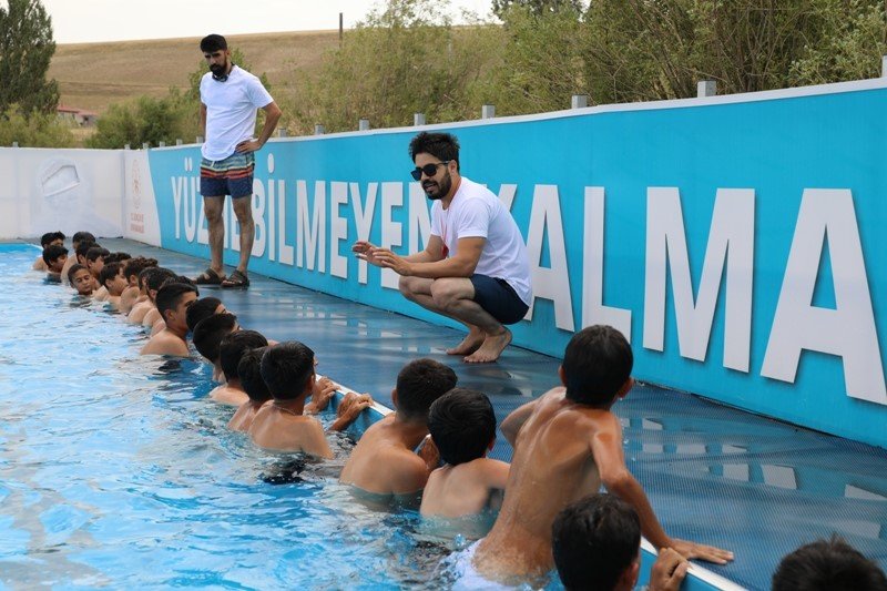 Taşlıçay’da portatif havuzla yüzme eğitimi