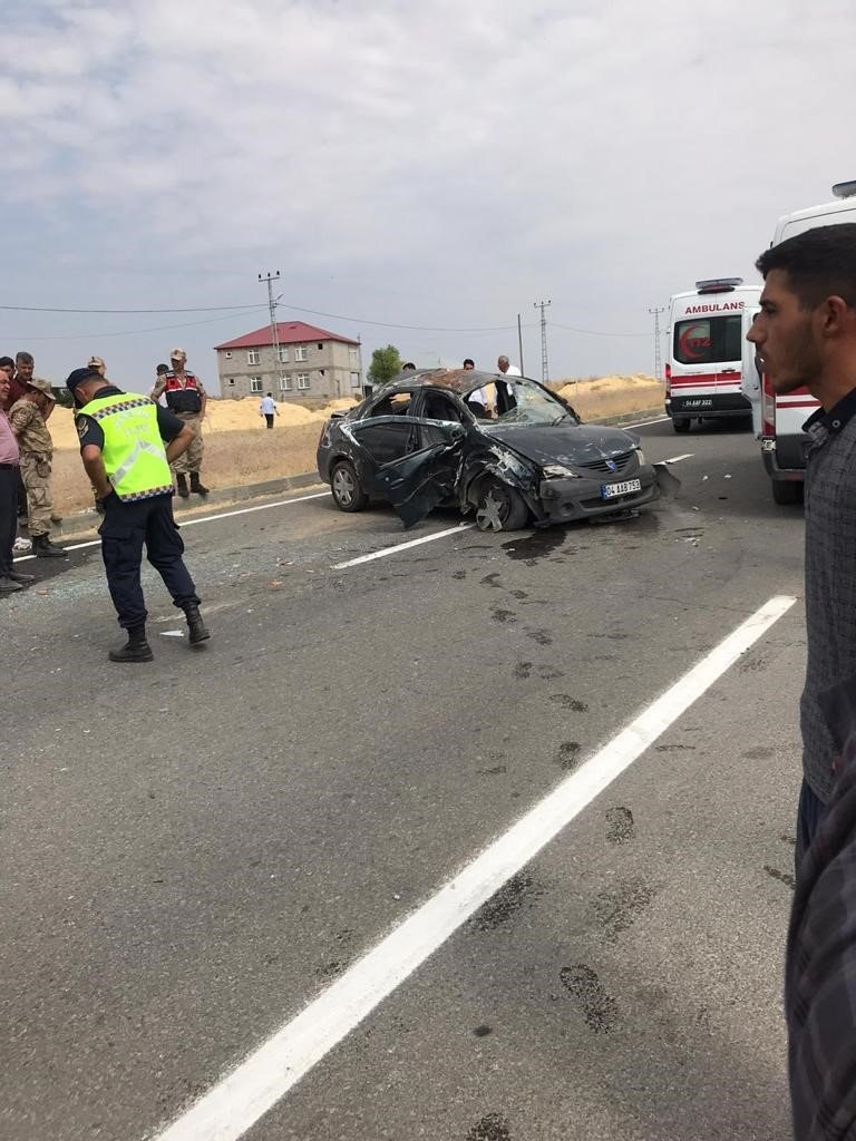 Ağrı’da otomobil ile traktör çarpıştı; 4 yaralı