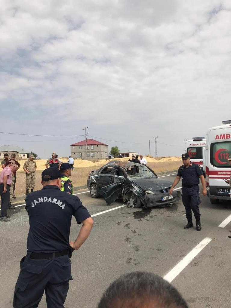 Ağrı’da otomobil ile traktör çarpıştı; 4 yaralı