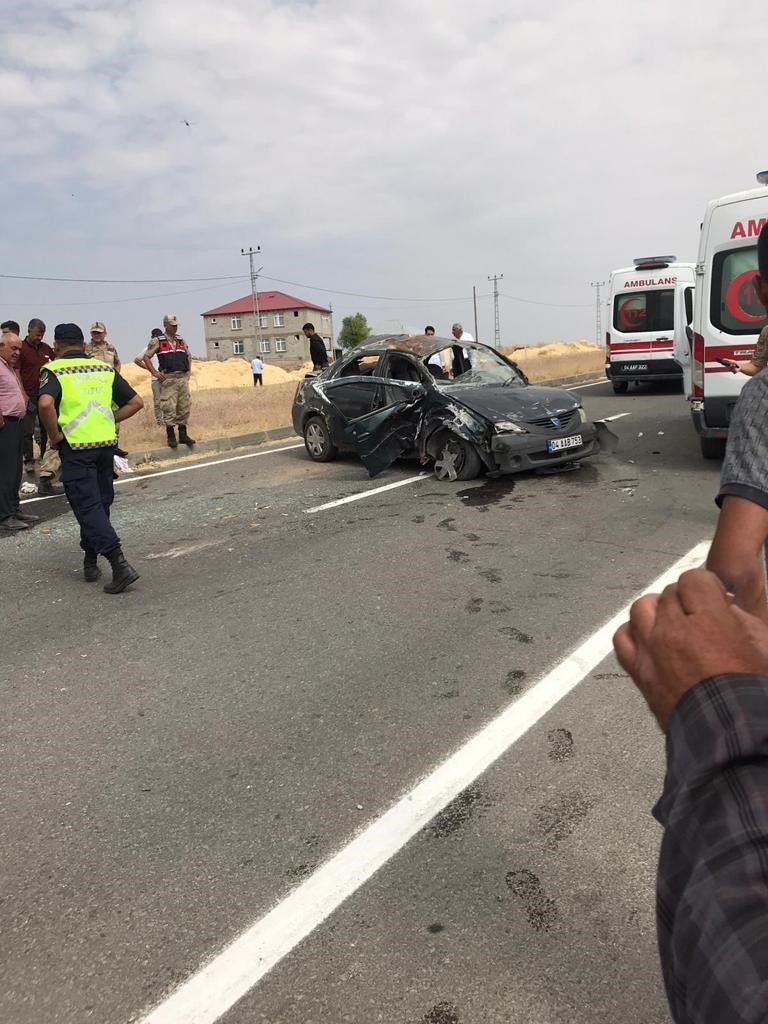 Ağrı’da otomobil ile traktör çarpıştı; 4 yaralı