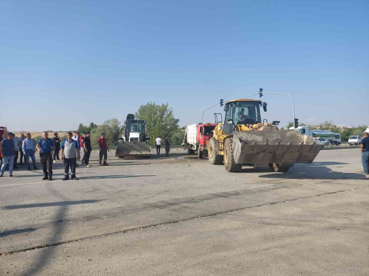 Ankara’da çöp kamyonu ile hafriyat kamyonu çarpıştı: 2 yaralı